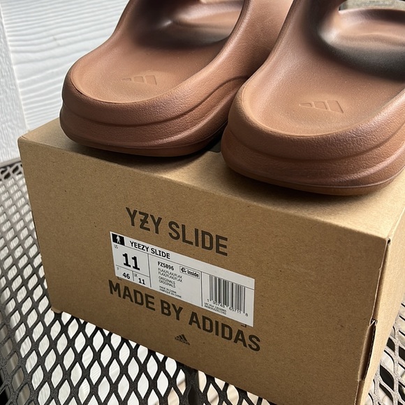 Yeezy Slides/ Flax - Picture 2 of 3